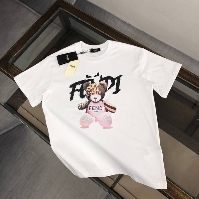 Fendi芬迪 夏季新款圆领短袖T恤 手感质感都极完美 修身裁剪设计干净利落 时尚又好看 走线做工非常精致 版型效果超赞 而且透气性能超强 任何年龄阶段都可轻松