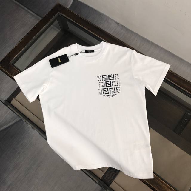 Fendi芬迪 新款上市 专柜系列纯棉T恤 全新设计灵感 极具时尚代表性 精致假口袋双F Logo设计 手感舒适透气 绝非一般的Yy之作 极为时尚耐看有腔调 上