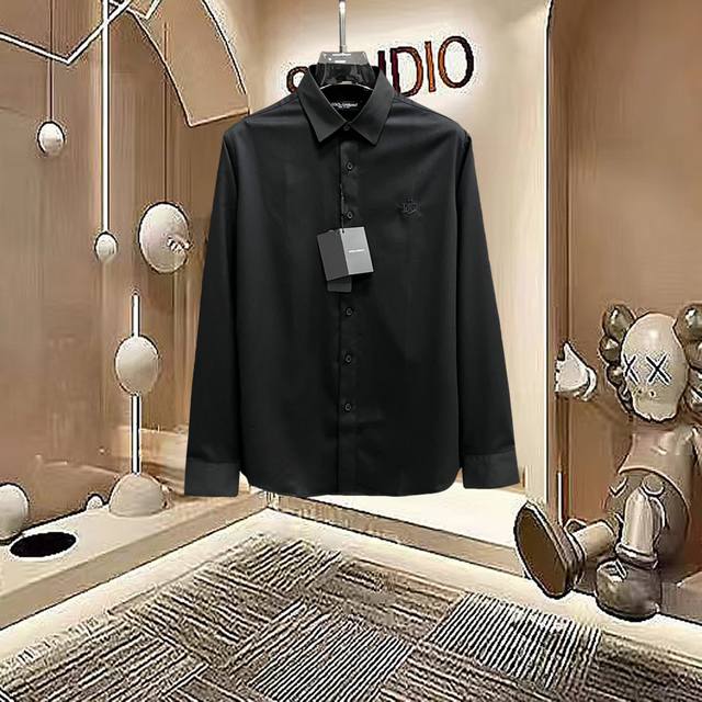 春夏爆款 D&G 高端品质. 2025专柜最新爆款衬衫出货 巴黎专柜同步发售 精选意大利进口定制精棉衬衣面料搭配最新款 胸前的精致品牌刺绣设计和背后的品牌英文时
