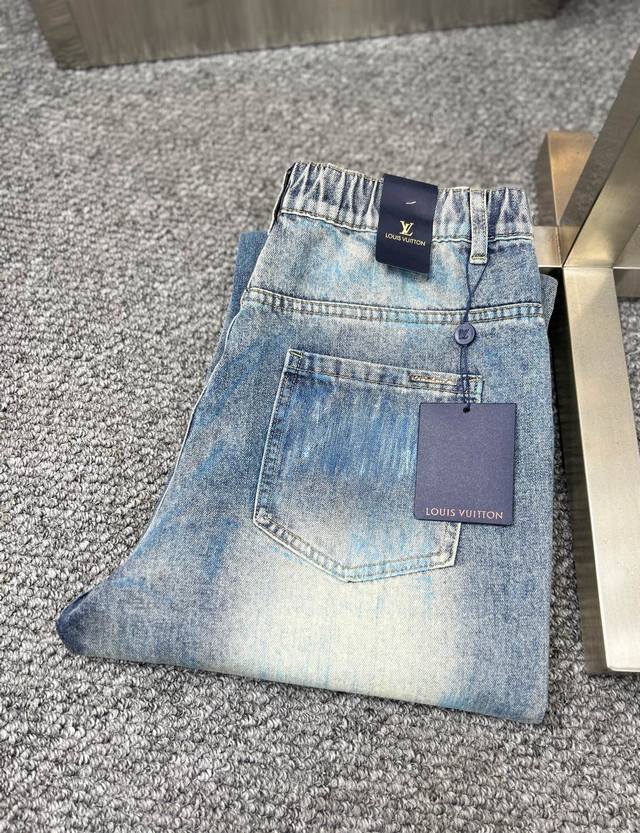 lv*路易 Ss25春夏新款男士牛仔裤 面料弹性好 独家发售 官网同步 时尚优雅 采用原色酵母水洗工艺 精选进口重磅丹宁牛仔面料 配专柜五金装饰 真皮皮牌 精致