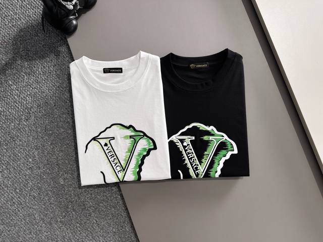 Versace 范思哲 2025春夏新品 三标齐全 丝光棉短袖T恤 立体滴胶印花工艺 好货不用过多介绍 看细节 专柜码数 M-Xxxl 175 140建议L