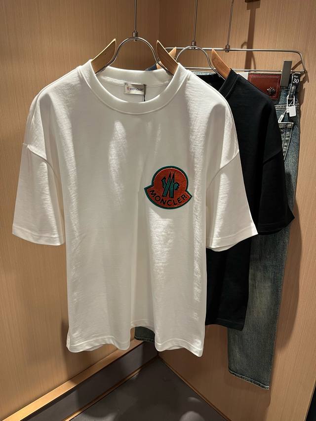 Moncler蒙家 2025春夏最新男女同款贸易订单短袖T恤 全品相 网红款 采用Logo图案植绒设计 上身舒适透气 不僵硬 整体有着丰富的立体感 品质出口订单