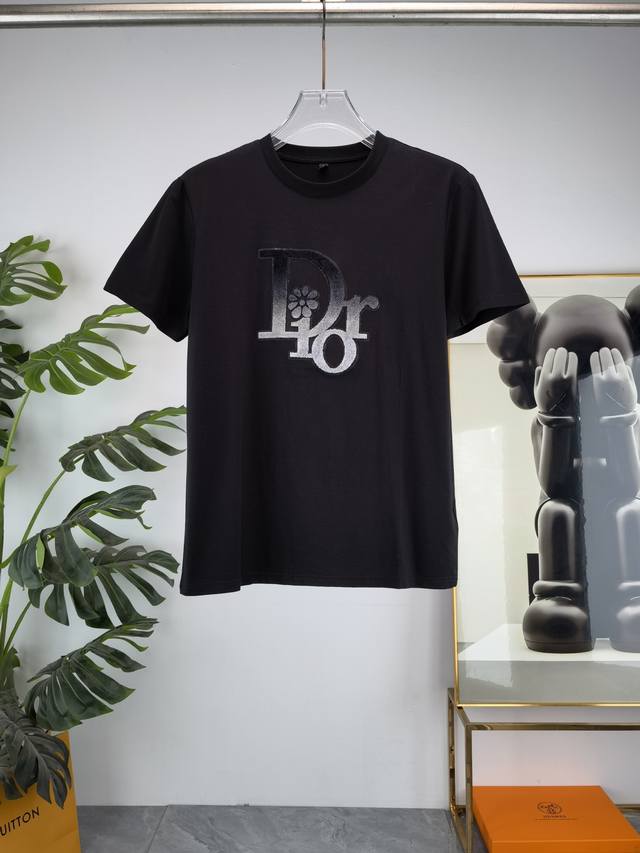 Dior 迪奥 2025Ss春夏最新款圆领时尚短袖T恤 官网同步 专柜纯棉面料 贴肤舒适 耐看又好穿 经典简约Logo设计 原厂工艺一丝不苟 型男必备单品 码数