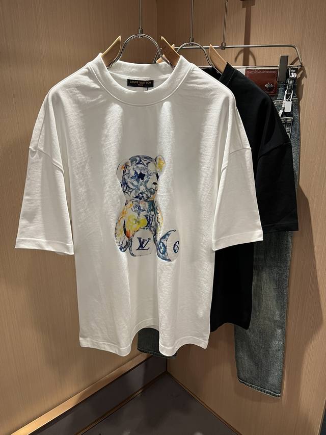 Louisvuitt*路易*登 2025春夏全新系列单品上线 非常时髦前卫的一款男女同款短袖T恤 标识Logo图案印花修饰 区别于以往的不同 宣示品牌传承多年的
