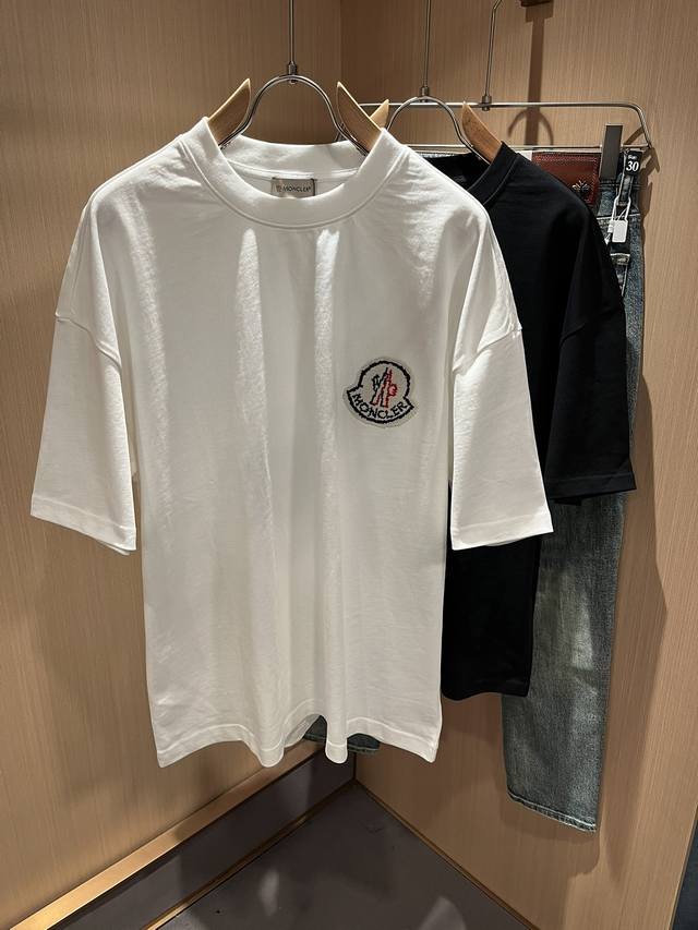 Moncler蒙家 2025春夏男女同款情侣款最新的贸易订单短袖T恤 全品相 网红款 采用Logo图案徽章设计 上身舒适透气 不僵硬 整体有着丰富的立体感 品质