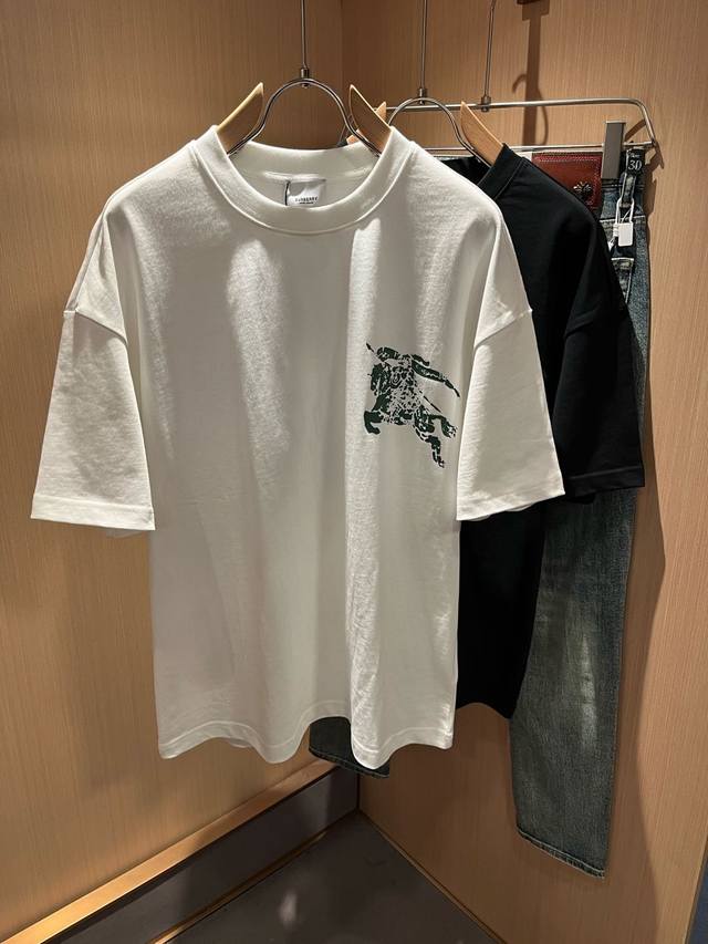 Burber*Y巴*莉2025春夏新品短袖休闲套装 重磅来袭 最近比较火热的环保纯棉面料制作而成 高端户外运动休闲系列 非常火热运动风潮 Bur最新研发的特殊材