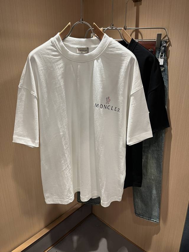 Moncler蒙家 2025春夏男女同款情侣款最新的贸易订单短袖T恤 全品相 网红款 采用Logo图案印花设计 上身舒适透气 不僵硬 整体有着丰富的立体感 品质