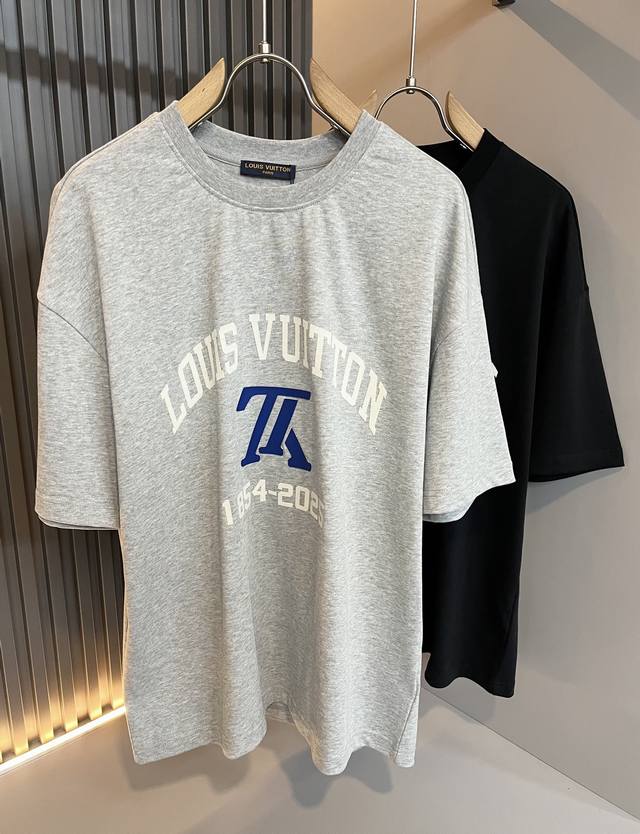 Louisvuitt*路易*登 2025春夏全新系列单品上线 非常时髦前卫的一款男女同款短袖T恤 标识Logo图案压胶修饰 区别于以往的不同 宣示品牌传承多年的