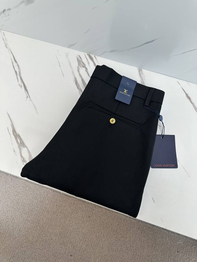 Lv 男士商务休闲时装款西裤# 此款无疑是最精致最高级的存在非常显气质的一款西装裤 也是日常工作休闲必备的百搭裤装 修身直筒版型裁剪 穿着亮眼时髦减龄 游走在休