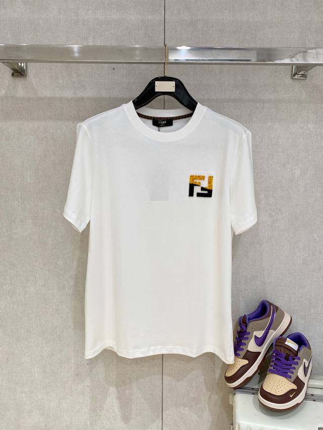 芬迪 重磅推荐 2025Ss夏装新品 立体牙刷绣工艺 专柜在售 最新系列图案Logo短袖T恤 必须人手一件的节奏 进口顶极精梳棉面料 极为亲肤舒适 摸上去非常的