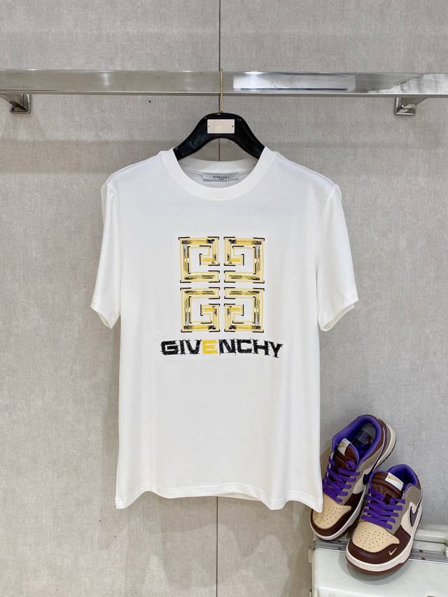 纪梵希 重磅推荐 2025Ss夏装新品 重工刺绣款专柜在售 最新系列图案Logo短袖T恤 必须人手一件的节奏 进口顶极精梳棉面料 极为亲肤舒适 摸上去非常的细腻
