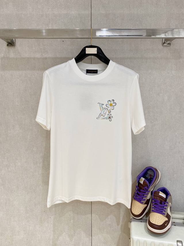 Lv 重磅推荐 手绘涂鸦工艺 2025Ss夏装新品 专柜在售 最新系列图案Logo短袖T恤 必须人手一件的节奏 进口顶极精梳棉面料 极为亲肤舒适 摸上去非常的细