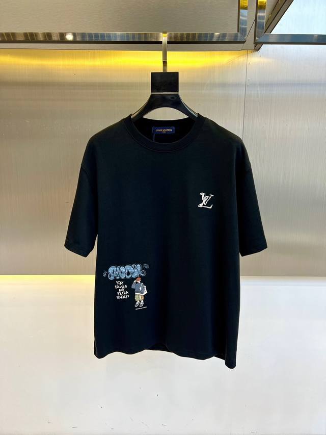 lv 2025春夏男士新款Logo圆领短袖T恤 进口定织面料 %100纯棉 面料手感丝滑柔软 透气亲肤性极佳 着身无比的舒适 整体质感相当之高 衣身胸前标志性L
