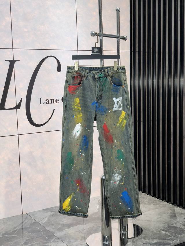 Lv 2025早春男士丹宁阔腿牛仔裤 官宣画册海报穿搭款 客供高级进口的丹宁原色面料 S特选日本冈山纯正13Oz 盎司牛仔布料 重磅环保植物酵素水洗工艺 G肌理
