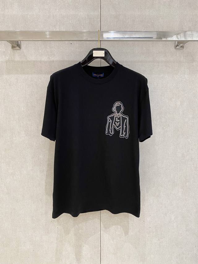 M-3Xl lv 25Ss春夏新款首发专柜最新款短袖圆领T恤 高端订制 设计前卫时尚 品牌Logo重工艺设计 高端定制面料.手感柔软.穿着舒适.专柜级别精致车线