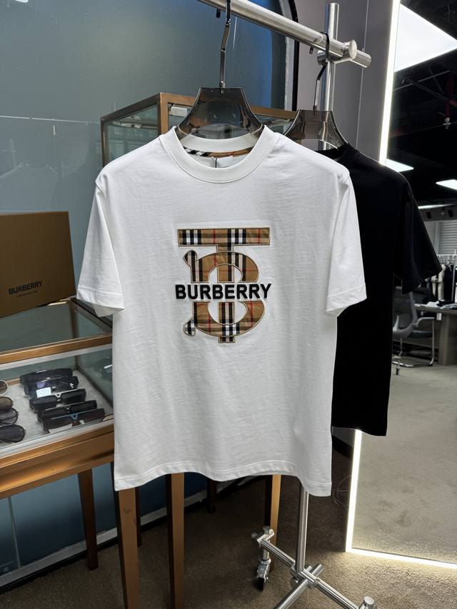 Bbr 高定面料 玉蚕丝般的丝滑 2025春夏新品上市 时尚经典圆领短袖时尚单品设计 更加时尚舒适 高标准定制 上身非常有型 胸前品牌经典Logo 图案 客供辅