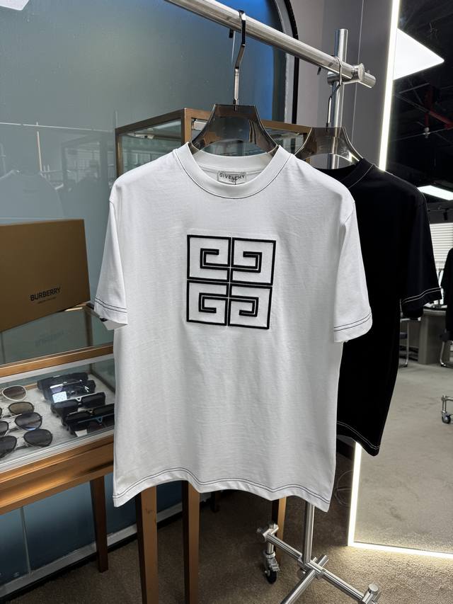 Given Chy高定面料 玉蚕丝般的丝滑 2025春夏新品上市 时尚经典圆领短袖时尚单品设计 更加时尚舒适 高标准定制 上身非常有型 胸前品牌经典Logo 图
