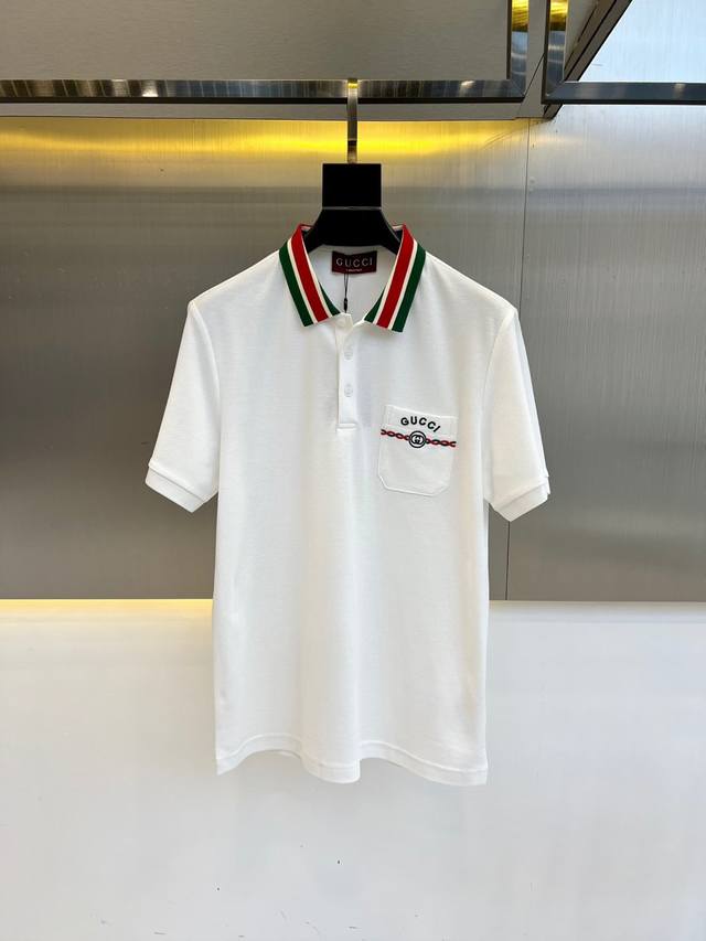 gucci 25春夏时装款短袖丝光珠地棉polo衫 甄选高级进口成衣定织珠地面料 老牌工坊成衣工序定织定染 极为奢华特殊的材质 面料属性皆为上乘 丝光工艺处理