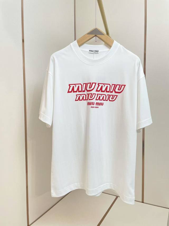 Miumiu2025新款T恤 字母由大到小如同倒三角般呈现 双层硅胶字母更具层次感 双层螺纹领口 肩部通肩压条 280克纯棉面料舒适透气 黑白双色 男女同款 码