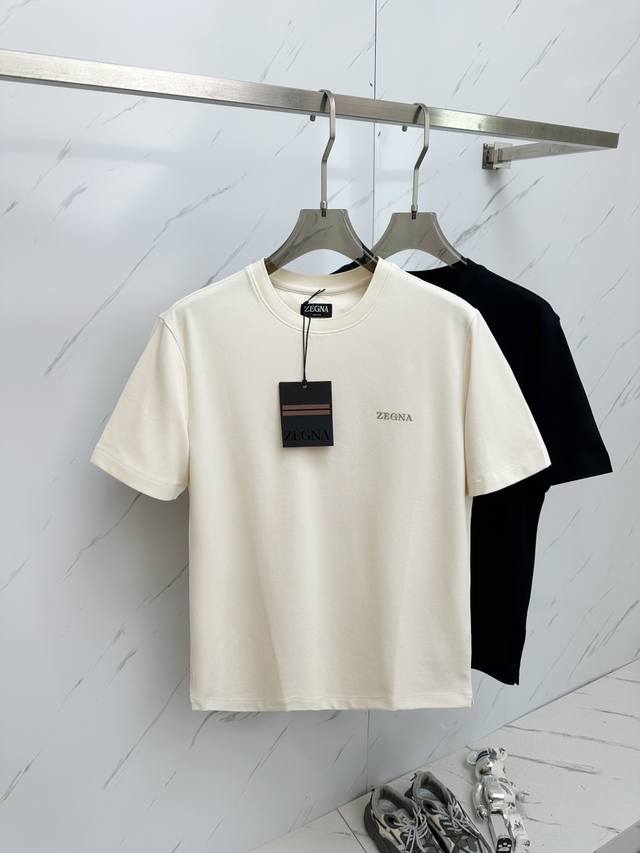 Zegna 2025春夏新款短袖T恤 走秀图案时尚休闲短袖T恤衫 设计Logo设计 极具设计精选客供 手感柔软亲肤 着身舒适透气性都无法挑剔 实物绝对会让你爱不
