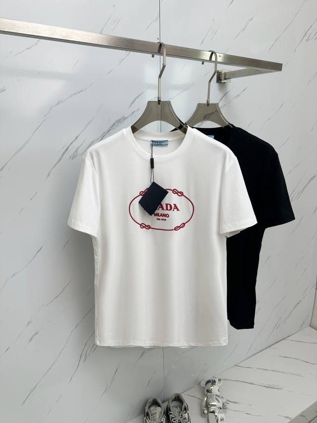 prada 2025春夏新款首发专柜最新款短袖圆领T恤 高端订制 设计前卫时尚 品牌Logo重工艺设计 高端定制面料.手感柔软.穿着舒适.专柜级别精致车线.做工
