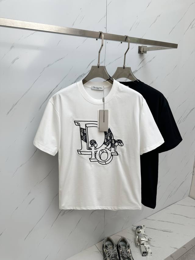 Dior 2025Ss夏季最新品 专柜同步有售 原单狠货 时尚休闲圆领短袖T恤 上身舒适 吸睛而有亮点 采用进口原版面料 顶级3D数码印花工艺字母图案Logo