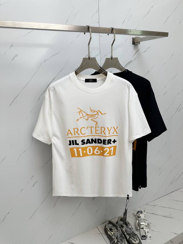 Ac 夏季最新品 专柜同步有售 原单狠货 时尚休闲圆领短袖T恤 上身舒适 吸睛而有亮点 采用进口原版面料 顶级印花刺绣工艺字母图案Logo 简单而不失时尚 上身