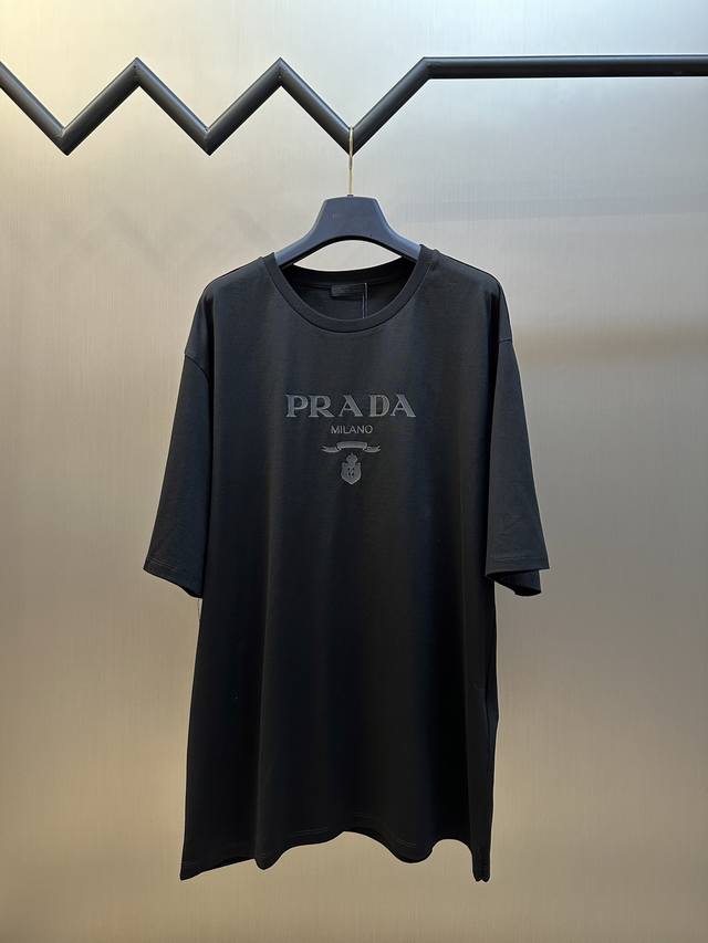 prada 立体压花圆领短袖 采用50支双股精梳棉面料 1*1索罗纳罗纹 硅胶压花 布匹酵洗 size S M L Xl