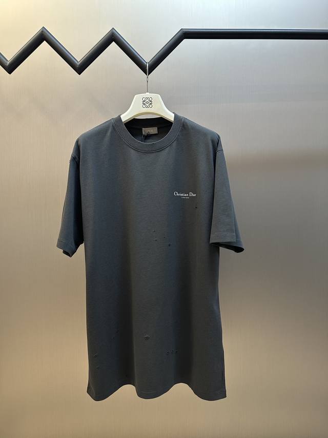 Dior 铃兰印花圆领短袖 棉质平纹针织面料 采用15S精棉平纹 230G 搭配螺纹32S双纱拉架 300G 15S是相对较粗的纱线 用于制作较为厚实和耐用的面