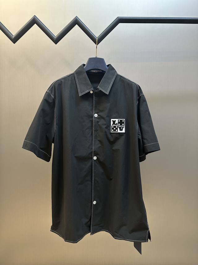Lv 字母刺绣开领单排衬衫 采用50支素锦平纹布 75D衬布 进口刺绣章仔 整衣明线 定制1:1纽扣 size S M L Xl