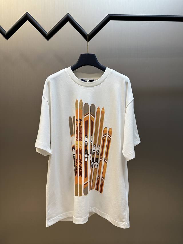 Lv 滑雪板金箔圆领短袖 lv Skis 数码直喷印花图案 采用数码直喷印花呈现元素设计 印花效果通过计算机测色 颜色 喷印多方位测试后生产 印花效果轻薄无胶感