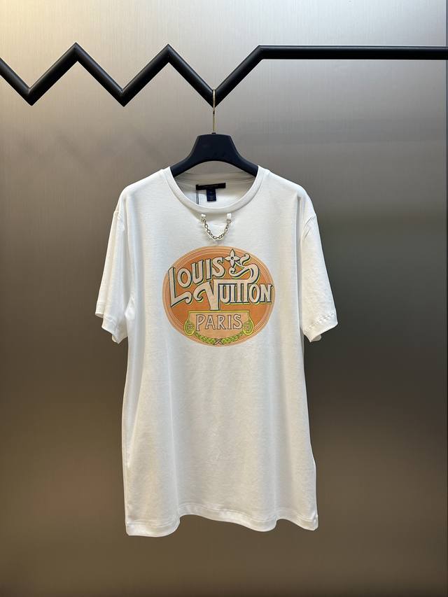 Lv 巴黎旅行印章短袖 本款T恤取材柔软透气的棉质针织 将复古旅行印章图案呈现胸前 再融入路易威登巴黎标识 领口Lv链条再添当代品牌元素 size S M L