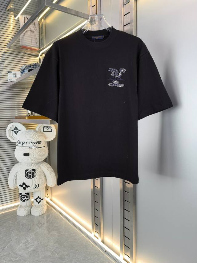 胖子专属福利 有趣的灵魂了解一下 最大穿230斤 Lv 路易威登 25Ss夏季新款圆领宽松短袖T恤 重磅高端纯棉面料 手感质感都极完美 修身裁剪设计干净利落 时