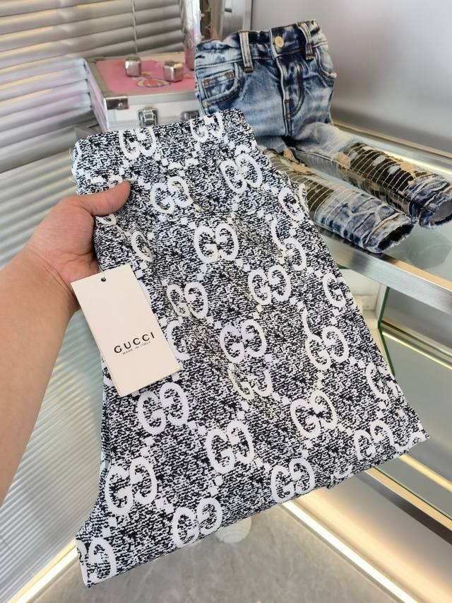 Gucci 古奇 ss季上新品 Monogram数码热转印印花 Fight Mode爱丽舍老花系列出品 睡衣风搭配橡筋直筒裤 低调奢华高级 搭配绲边点缀勾勒出优