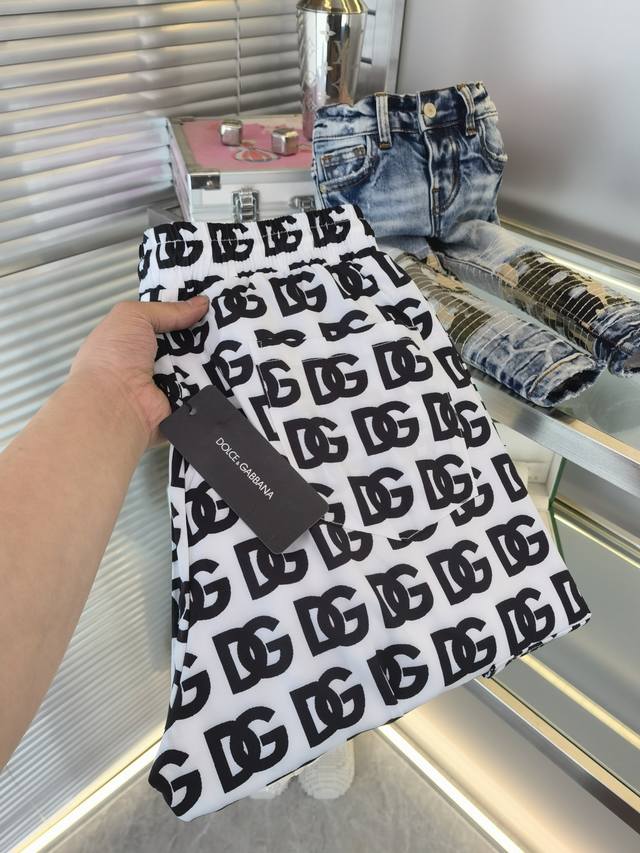 Dolce & Gabbana 杜班嘉纳Ss季上新品 Monogram数码热转印印花 Fight Mode Dg系列出品 睡衣风配橡筋直筒裤 低调奢华高级 搭配