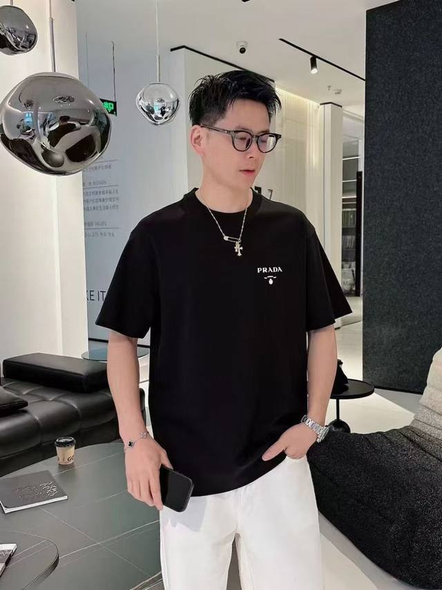 普拉达短袖系列 季度 2025春夏 颜色 黑色 白色 石墨灰 尺码: M-3Xl 克重 220克重 成份 100%纯棉 工艺 图案采用印胶工艺 融入了普拉家的经