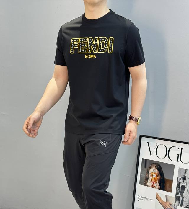 fend*芬-迪25S春夏新款圆领T恤.经典黄色字母设计辨识度鲜明超级走心 高温烫画Ff双层叠工艺.选用客供190G定织丝光棉布制成 整件单品的面料质感极佳 着