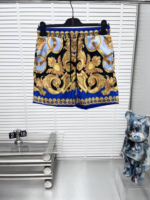 versace* 2025最新款 短裤沙滩裤 沙滩旅游必备 高订制原版五金 上身效果超正 腿部线条完全得到彰显 全客供进口速干面料 纹理 紧致细腻 全景高清Lo