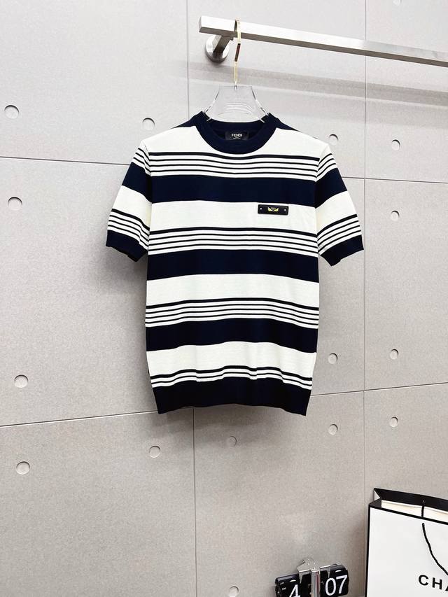 Fendi 芬迪 2025春夏新款 独家呈现 超级百搭极符合美学基调的一款短袖针织衫 最基础的款式以极简低调的奢华风格 在时尚界越简单的单品 越极易彰显出高级时