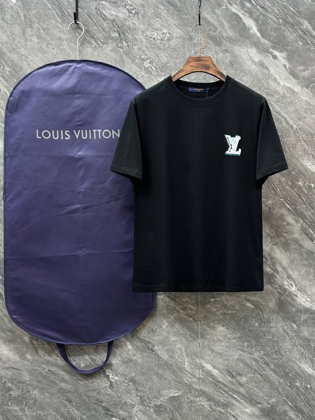 Lv 2025春夏新款首发专柜最新款短袖圆领T恤 高端订制 设计前卫时尚 品牌Logo重工艺设计 高端定制面料.手感柔软.穿着舒适.专柜级别精致车线.做工精细.