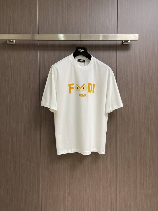 fendi 2025Ss植绒小怪兽短袖T恤 洗后300G,100 棉质 前幅小怪兽Logo植绒印花标识 领口采用双针走线 锁链底拉肩包边 四线密边 一寸13针