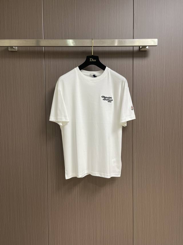 moncler 2025Ss早春新品字母徽标刺绣圆领短袖T恤 正面胸前Logo字母设计 打造男士基本款单品 为男士衣橱注入新意 采用柔软棉质双面针织长绒棉 莫代
