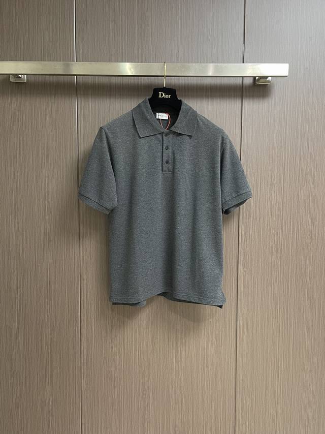 ysl 经典徽标刺绣短袖polo衫 定染纱线采用 克珠地棉混纺材质 定染75D进口绣花线 采用Tima进口机台加工 定制刻字Iogo纽扣领子袖口 进口扁机仿织