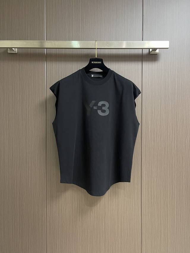 y3 2025Ss新款圆领无袖T恤背心 采用进口棉材质制作而成 柔软的面料触感 贴身穿着亲肤舒适 经典的Y3字母图案设计 非常的新颖且极具辨识度 经典的版型裁剪