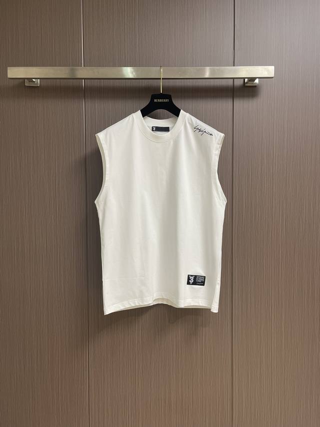y3 山本耀司 Ss夏季新款无袖T恤背心 这件无袖衫裁剪才是精髓 帅气山本 为夏日提供多元造型 在简约的设计中 对细节和剪裁进行细化升级 选用高品质精梳棉面料