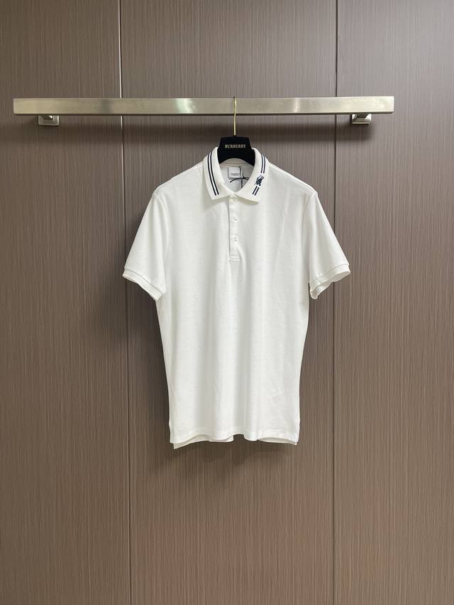 burberry 领口战马刺绣短袖polo 选用棉质珠地网眼布打造 定制材质 G长绒棉 衣领为双系统提花定织扁机制成 有弹性 不变形 衣服全部原生布捆边 前胸双