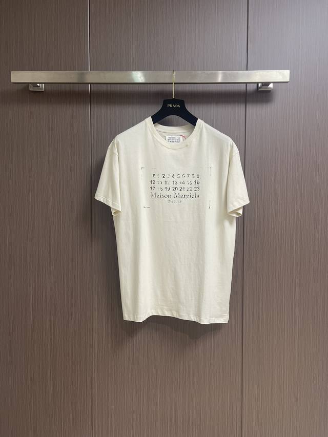 mm6 Maison Margiela 磨损数字印花短袖T恤 定制凝萃洗褪棉平纹锦 采用胶浆印花 胸前印花经过三次菲林网板修改使用胶浆液体涂料在织物上打印图案