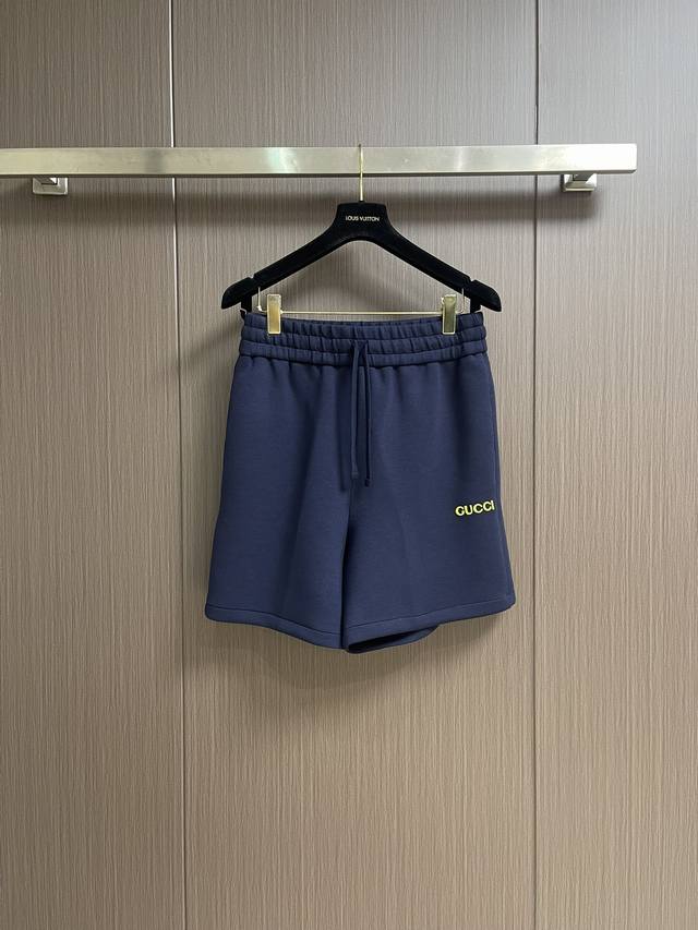 gucci饰贴饰针织短裤 采用95 再生黏胶纤维与5 氨纶的黄金配比 织造出如第二层肌肤的柔感体验 黏胶纤维结构具有天然的亲水性 可快速吸收并蒸发汗液 Logo