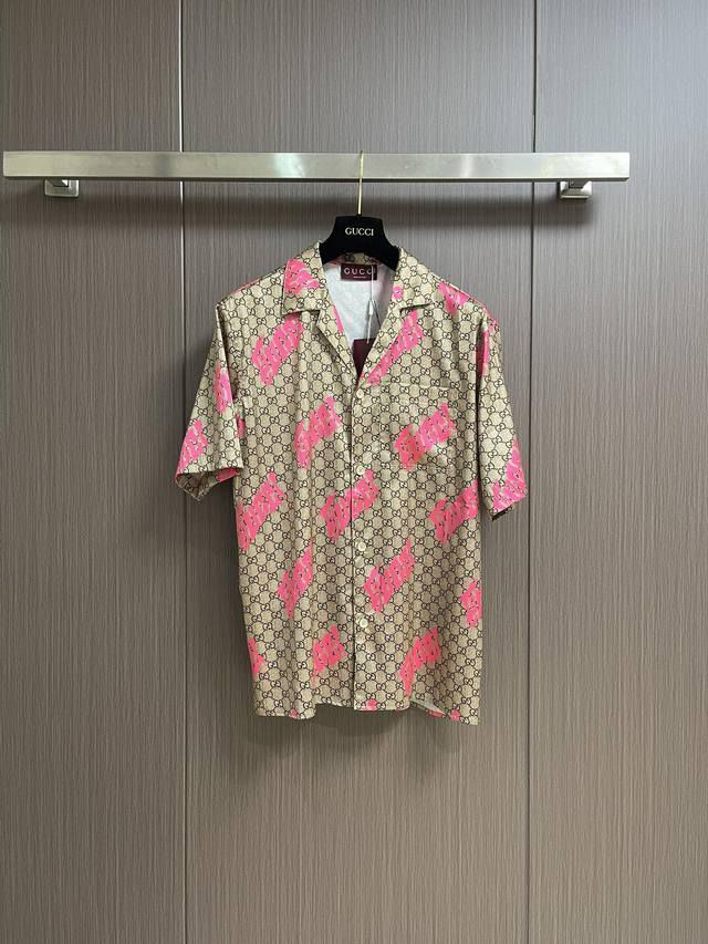 上衣 短裤 gucci 满印真丝短袖衬衫短裤套装 采用定制桑蚕丝面料制作 面料舒适透气 吸汗柔软 通体饰以经典咖色满印互扣图案 满身以粉色字母印花做装饰 前胸贴