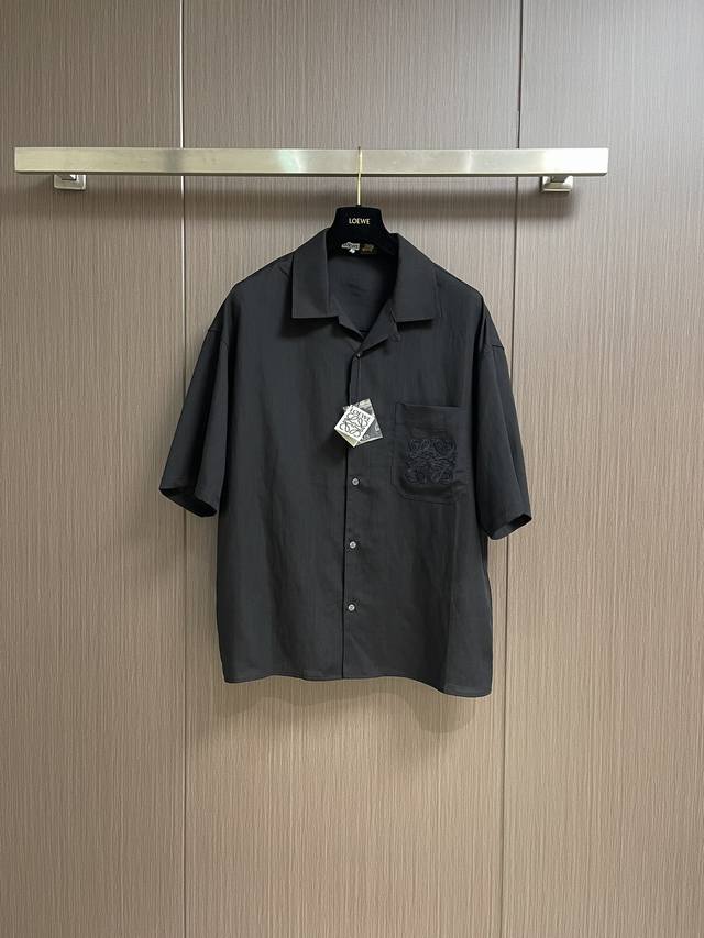 loewe 绣花亚麻短袖衬衫 以粘胶纤维与亚麻融合 通过气流纺纱技术实现纤维互锁 粘纤的柔滑垂坠感中和亚麻的粗粝肌理 亚麻的骨感支撑力弥补粘纤易变形的短板 粘纤